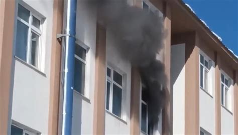 Van''da okulda yangın paniği: Öğrenciler tahliye edildi